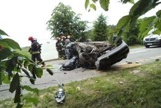 Śmiertelny wypadek koło Kraśnika. Audi uderzyło w drzewo, zginął 38-latek