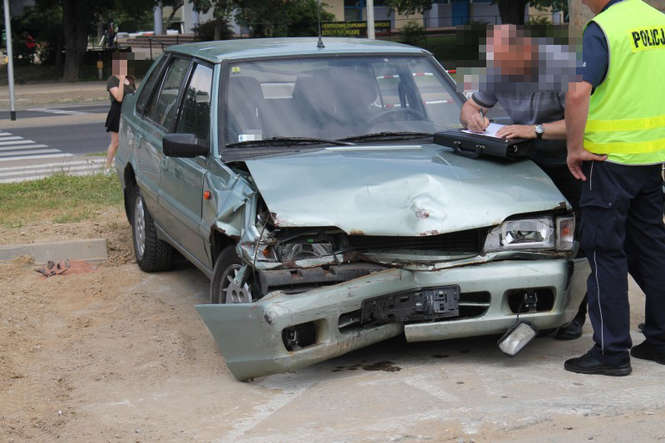 Kierowca peugeota nie zdążył zahamować przed autem, które nagle pojawiło mu się przed maską (fot. Radosław Szczęch)