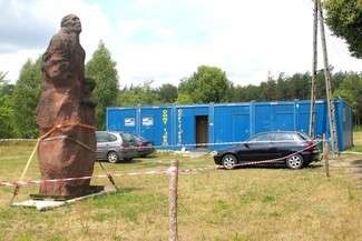 Biuro muzeum mieści się w kontenerze, nad którym góruje przeniesiony z terenu obozu Pomnik Więźniarki (fot. Jacek Barczyński)