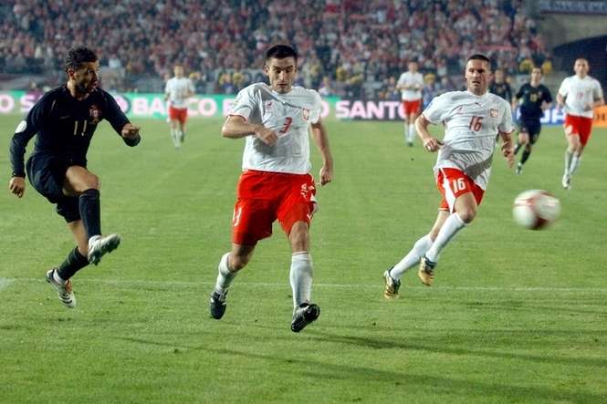 Grzegorz Bronowicki (w środku) w wygranym 2:1 meczu z Portugalią (2006)