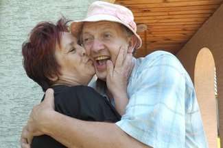 Uszczęśliwiona pani Danuta w objęciach męża Andrzeja