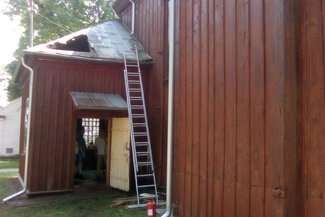 Podczas mszy wybuchł pożar w zabytkowym kościele. Księża zaczęli go gasić