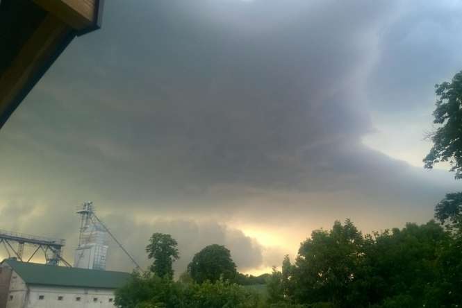 Burzowe chmury nad Piaskami 20 czerwca, fot. Marta/alarm24@dziennikwschodni.pl
