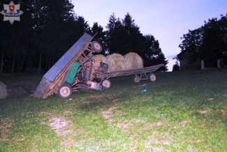 Ciągnik wywrócił się, przyczepa zgniotła kabinę. Rolnik w szpitalu