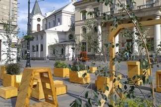 Meble przed Ratuszem postoją do końca lata