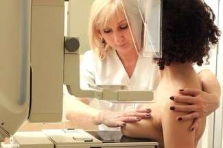 Mammografia trwa jedynie kilka minut i polega na zrobieniu 4 zdjęć rentgenowskich (Fot. LUX MED Diagnostyka)