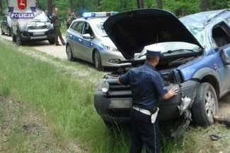 Samochód dachował, kierowca wypadł. 49-latek zginął na miejscu