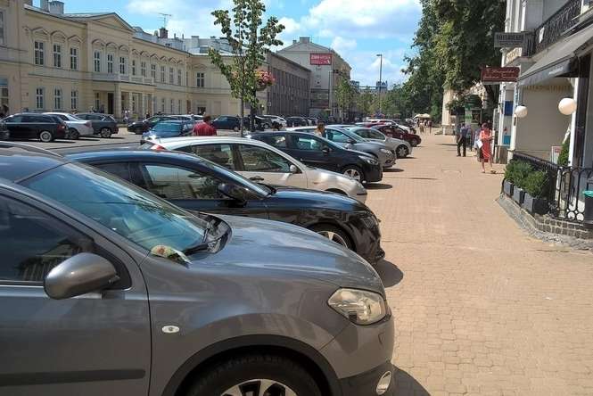 Linie, których wymaga ministerialne rozporządzenie nie zostały wymalowane m.in. na Krakowskim Przedmieściu, fot. Dominik Smaga