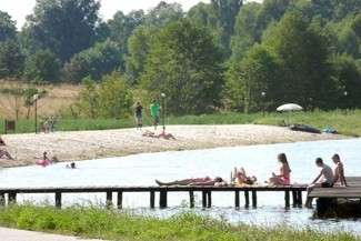 Odpoczywającym na piaszczystej plaży i drewnianych pomostach nad zalewem nie przeszkadza brak pieczątek na urzędowych dokumentach, ale przedłużające się odbiory opóźniają zatrudnianie ratownika (Fot. archiwum)