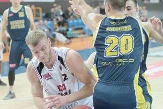 Fot. Wojciech Nieśpiałowski

Jarosław Trojan (z piłką) może dzisiaj zadebiutować w reprezentacji Polski