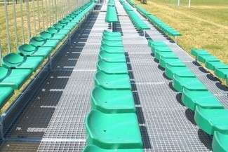 Trybuny przy boisku na osiedlu Słoneczne są już gotowe (fot. Jacek Barczyński)
