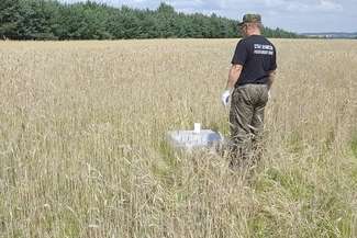 Papierosy wyrzucone z motolotni
