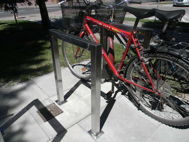 Ze stojaków na rowery już można korzystać (fot. UM Opole Lubelskie)