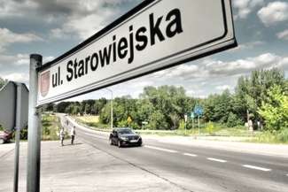 Przejście jest tu potrzebne od zaraz – mówi Adam Wrona z Jakubowic Konińskich, wskazując na brak zebry w pobliżu kościoła św. Faustyny, (fot. Maciej Kaczanowski)