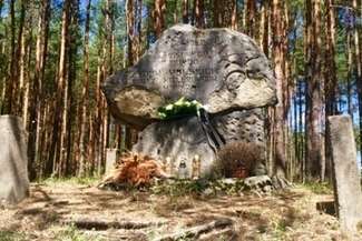 Dzisiaj w miejscu tragicznego wydarzenia znajduje się jedynie pamiątkowy kamień (fot. UM Józefów)