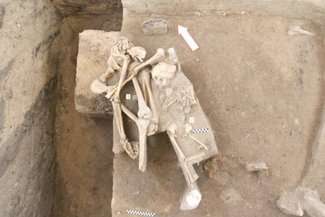 Czermno: Archeolodzy odkopali zagadkowy podwójny grób 