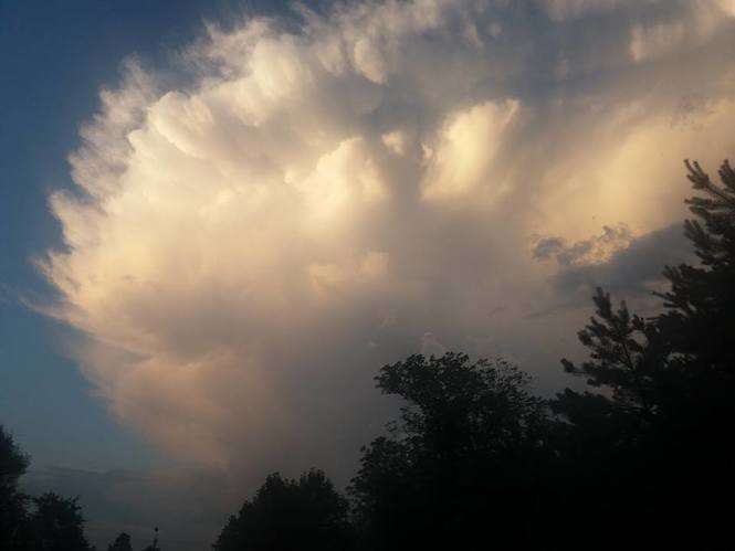 Sobotnie burzowe chmury -  widok z Kurowa, fot. Elwira Borowiec