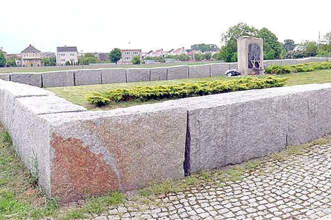 Pomnik w Jedwabnem w miejscu pogromu Żydów w lipcu 1941 r.