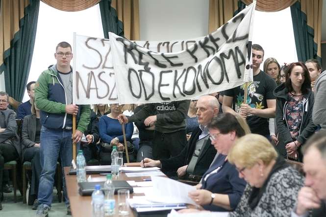 Próba rozwiązania ZS im. Chmielewskiego skończyła się protestem uczniów „Ekonomika”, którzy rozwiesili transparenty przeciwko połączeniu z ZS nr 2. Uchwała mimo to została podjęta, ale do przekształcenia w tym roku nie dojdzie, fot. Radosław Szczęch<br />
<br />
