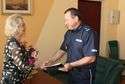 Mieszkanka Włodawy, za pomoc w ujęciu oszusta, odebrała we wtorek oficjalne podziękowania od insp. Mariusza Siegiedy, szefa miejscowej policji (fot. Policja)