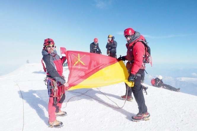 Członkowie wyprawy na Mont Blanc z flagą Zamościa na szczycie