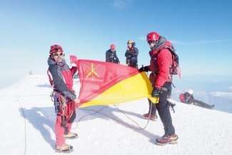 Członkowie wyprawy na Mont Blanc z flagą Zamościa na szczycie