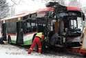 Kierowca, który rozbił autobus na drzewie, stanął przed sądem. "Na zakręcie było błoto pośniegowe"