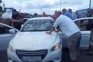 Awantura przy granicy polsko-ukraińskiej. Zdemolowany samochód na lubelskich numerach