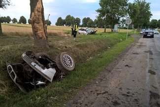 Bmw uderzyło w drzewo i rozpadło się na dwie części. Kierowca i pasażer mają potłuczenia