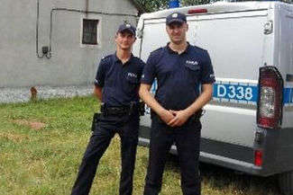 Sierż. Piotr Koniec i sierż. Jacek Portuś powiadomili pogotowie ratunkowe i do jego przyjazdu monitorowali funkcje życiowe mężczyzny.  (fot. Policja)