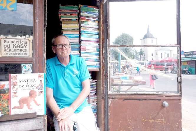 – Sprzedaję książki od 30 lat – mówi Jan Pasternak, jeden z kupców, który musi się stąd wynieść. – Chodzi chyba o to, żeby zniszczyć drobny handel – dodaje