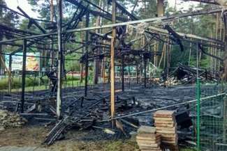 Białka: Pożar i wybuch butli gazowych w restauracji nad jeziorem. 22-latek ranny