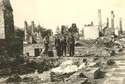 Żydzi stojący w ruinach spalonego Markuszowa - 15.09.1939 r. - w tle widoczny kościół  parafialny św. Józefa (fot. hr. W. Jezierska - Wisła - miesięcznik geograficzno-etnograficzny. Rok 1901)