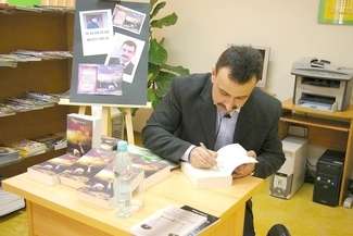 Do pisania w pewnym stopniu skłoniła mnie żona. Doceniła moją lekkość pióra i namówiła mnie do pisarstwa adresowanego do szerszego od akademickiego kręgu odbiorców – mówi Waldemar Bednaruk
