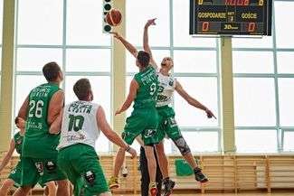 Rywalizacja w meczu Alpacy AlfaChem z Kaddi była bardzo zacięta. O piłkę walczą Jakub Walęciuk (nr 9) i Bartłomiej Jóźwiakowski
Fot. Radek Pizoń