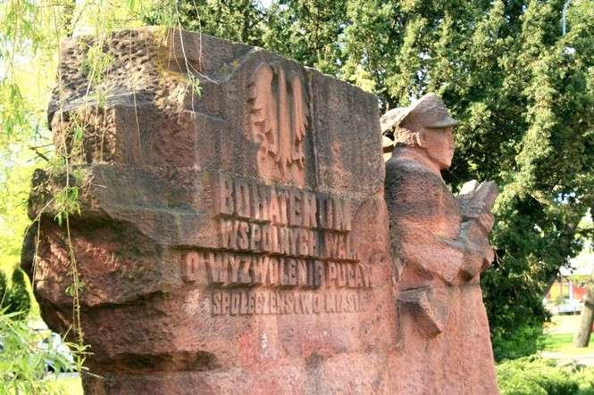 Pomysł IPN może rozwiązać kłopot z pomnikiem „Wspólnych walk o wyzwolenie Puław”, który od 27 lat znajduje się w centrum miasta