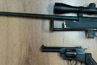 Amunicja w sadzie, rewolwer w ciągniku. Nielegalny arsenał u 65-latka