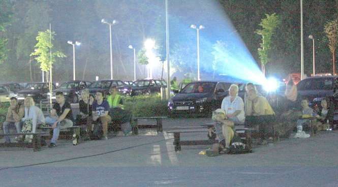 W ubiegłym roku samochody zajmowały niemal cały parking przed PPNT. Na widzów niezmotoryzowanych czekają ławki