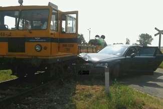 Wypadek na przejeździe kolejowym. Wjechała wprost pod drezynę