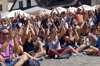 Kazimierz Dolny: Bicie rekordu w zbiorowym głośnym śmiechu (wideo)