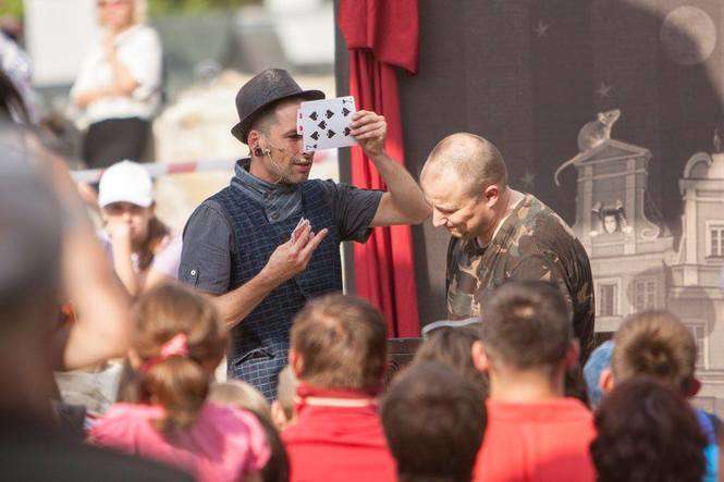 Domi Circo wystąpił na Carnawalu Sztukmistrzów w Lublinie z „In a twist”. Jego show było w programie festiwalu siedem razy. Oprócz tego prowadził warsztaty „Podstawy magii i manipulacji z monetami” (fot. Carnaval Sztukmistrzów)
