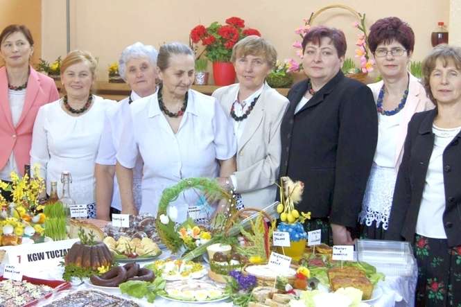 Koło Gospodyń Wiejskich „Sąsiadki” podczas wielkanocnych targów kulinarnych w Mirczu<br />
