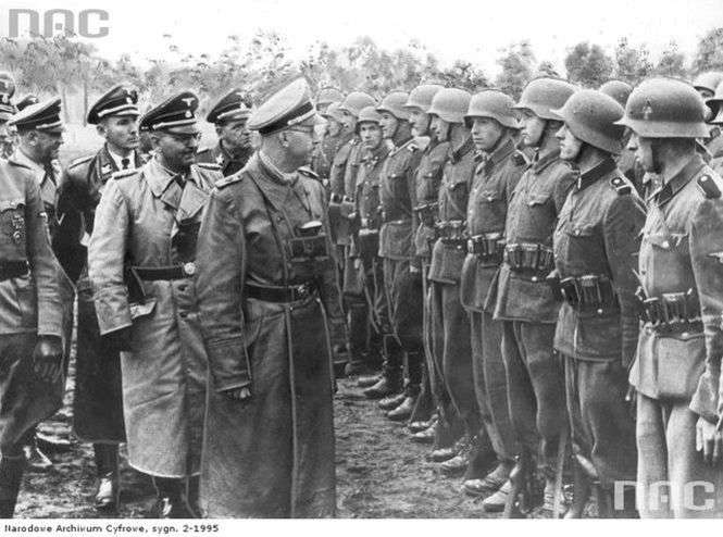 Reichsfuhrer Heinrich Himmler wizytuje współpracujące z Niemcami ukraińskie oddziały. Fot. NAC