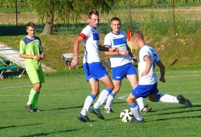 Piłkarze Włókniarza Frampol (białe koszulki) doznali bolesnej porażki w Sitnie, fot. dw