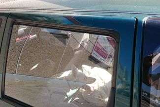 Skrajnie wyczerpany pies w rozgrzanym aucie. Strażnicy wybili szybę, zabrali zwierzę