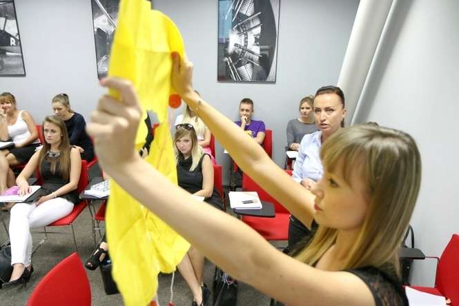 W ubiegłym roku do pracy w lubelskiej bazie Wizz Air zgłosiła się ponad setka chętnych. Spośród nich wyłoniono 18 osób, które wzięły udział w pięciotygodniowym szkoleniu w Porcie Lotniczym Lublin<br />
