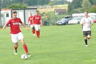 Beniaminek Sparta Wożuczyn (czerwone koszulki) rozpoczął sezon w zamojskiej klasie okręgowej od zwycięstwa nad Pogonią Łaszczówka
FOT. DW
