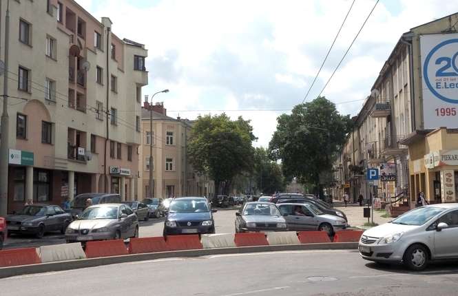 Trakcja trolejbusowa wisi nad ul. 1 Maja do dzisiaj, choć ulica została definitywnie zaślepiona pod koniec sierpnia 2007 roku<br />
