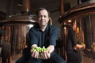 Wczoraj przez cały dzień trwało warzenie piwa. Chmiel wsypywał Karol Bujek, pomocnik piwowara
