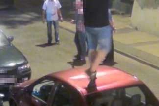 Chciał się popisać przed kolegami. Wbiegł na samochód i wgiął dach (wideo)